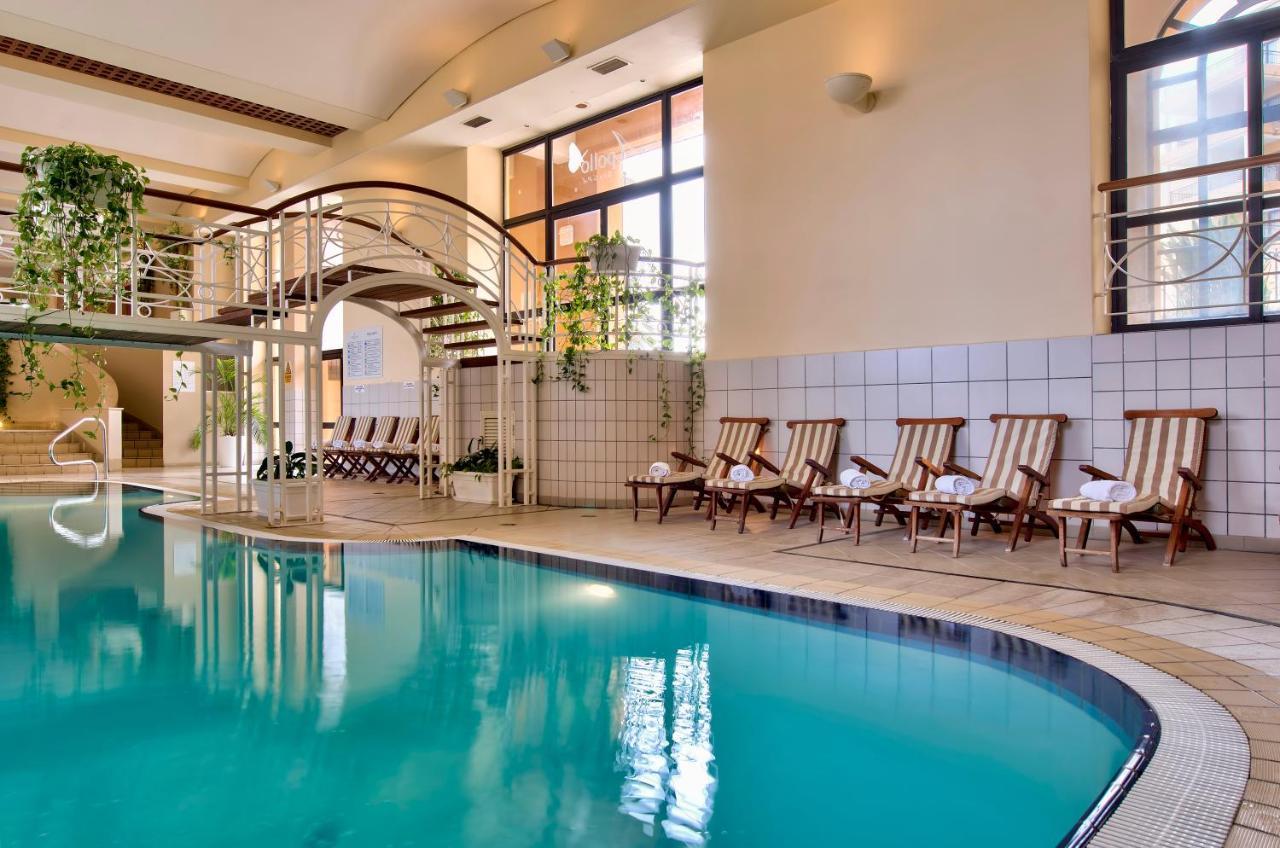 Hotel Corinthia St George'S Bay San Julián Exterior foto The swimming pool at the hotel