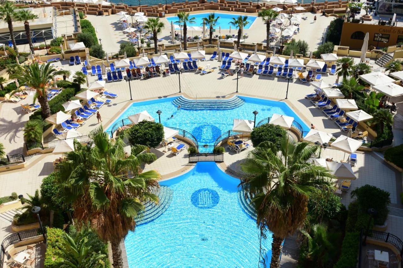 Hotel Corinthia St George'S Bay San Julián Exterior foto The pool at the Hilton Athens