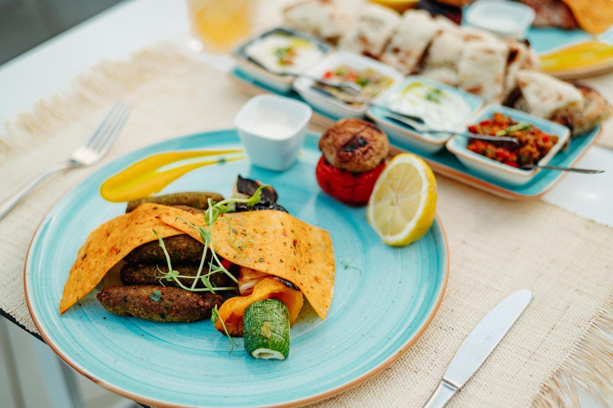 Hotel Corinthia St George'S Bay San Julián Exterior foto A plate of Turkish cuisine
