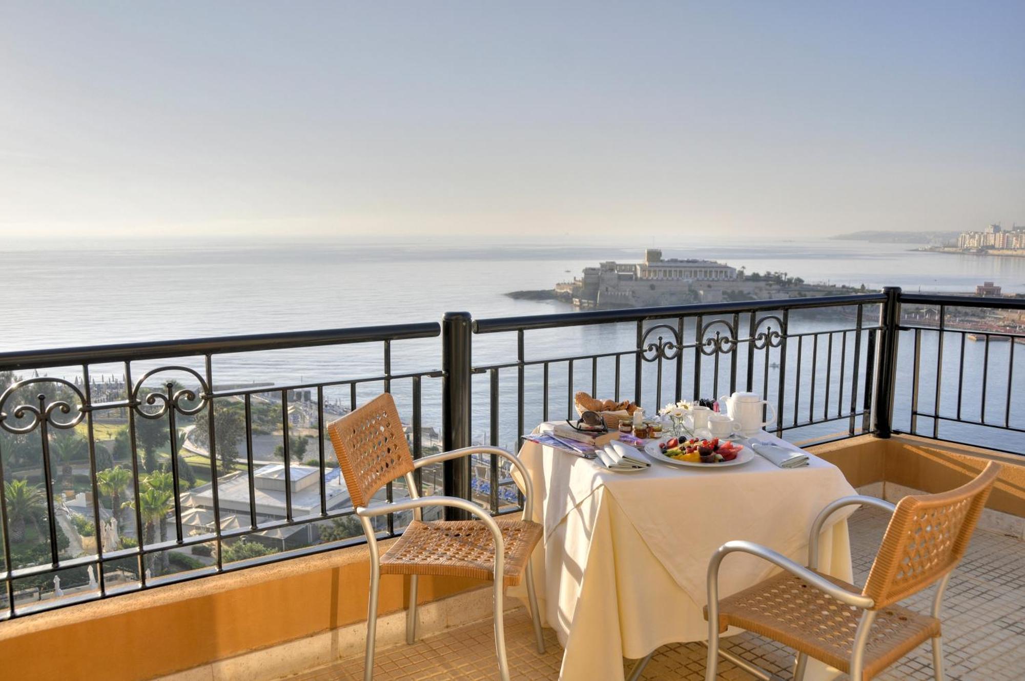 Hotel Corinthia St George'S Bay San Julián Exterior foto View from the hotel