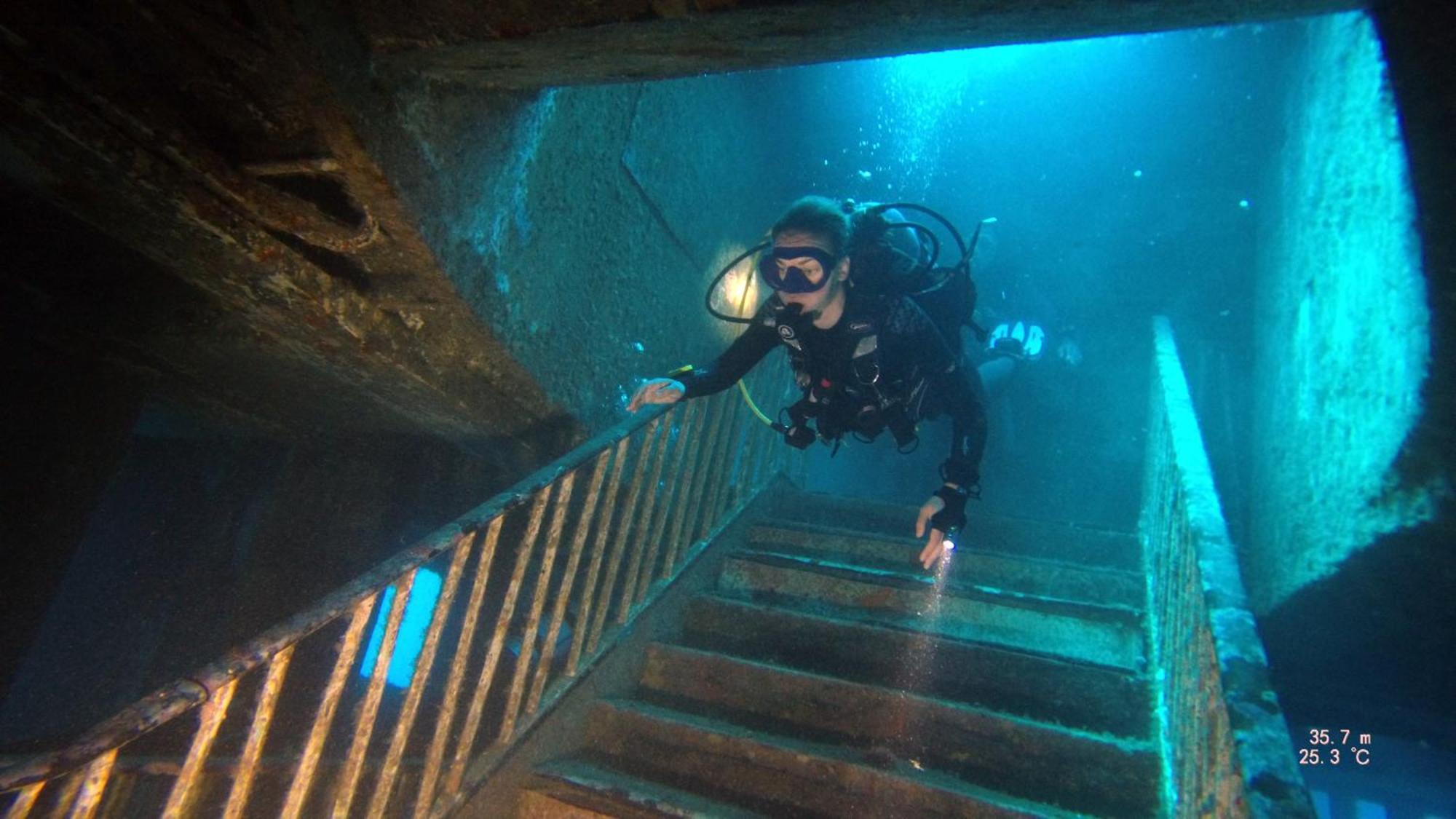 Hotel Corinthia St George'S Bay San Julián Exterior foto A scuba diver on the staircase of the Thistlegorm