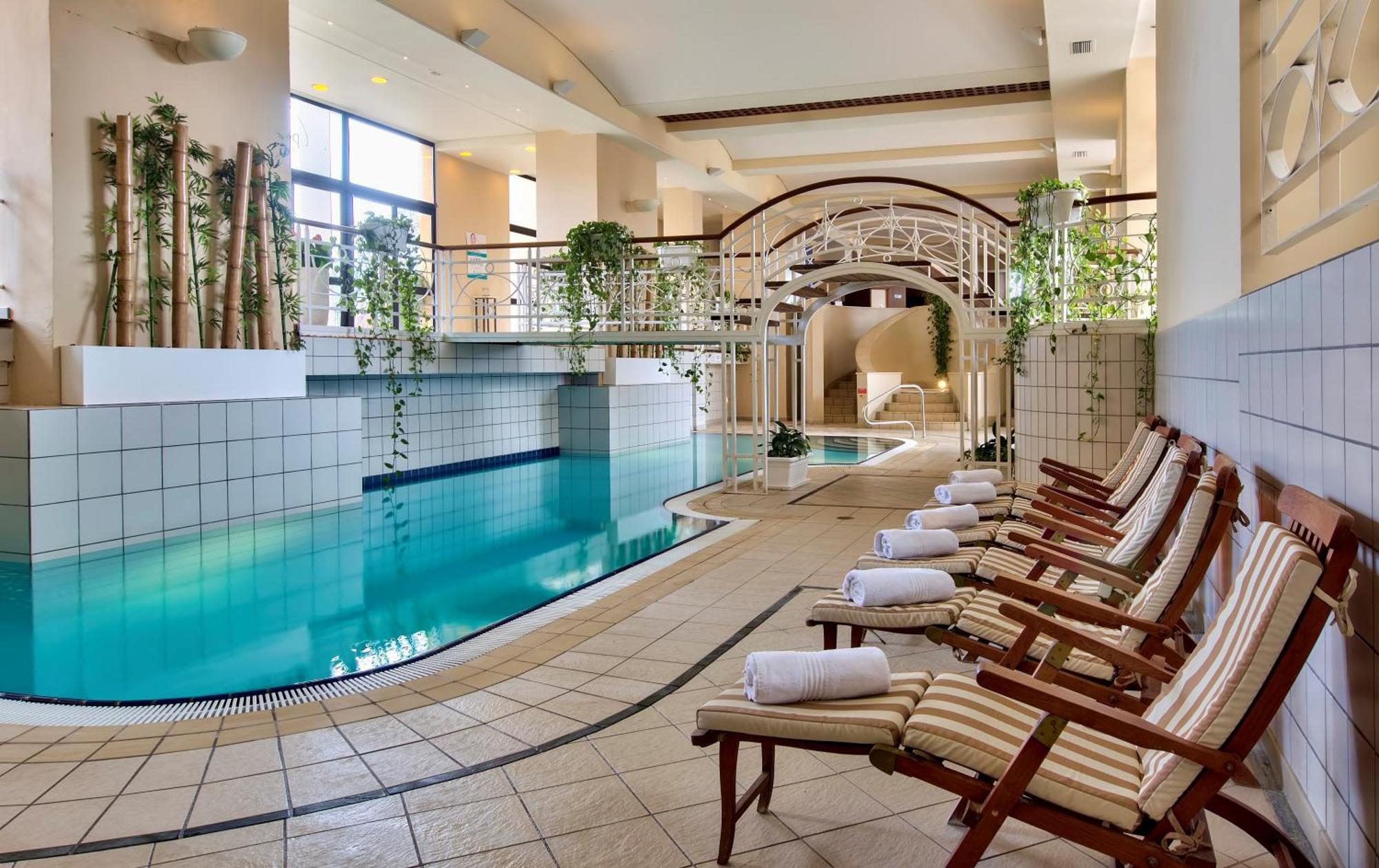 Hotel Corinthia St George'S Bay San Julián Exterior foto The spa at the Hilton Athens