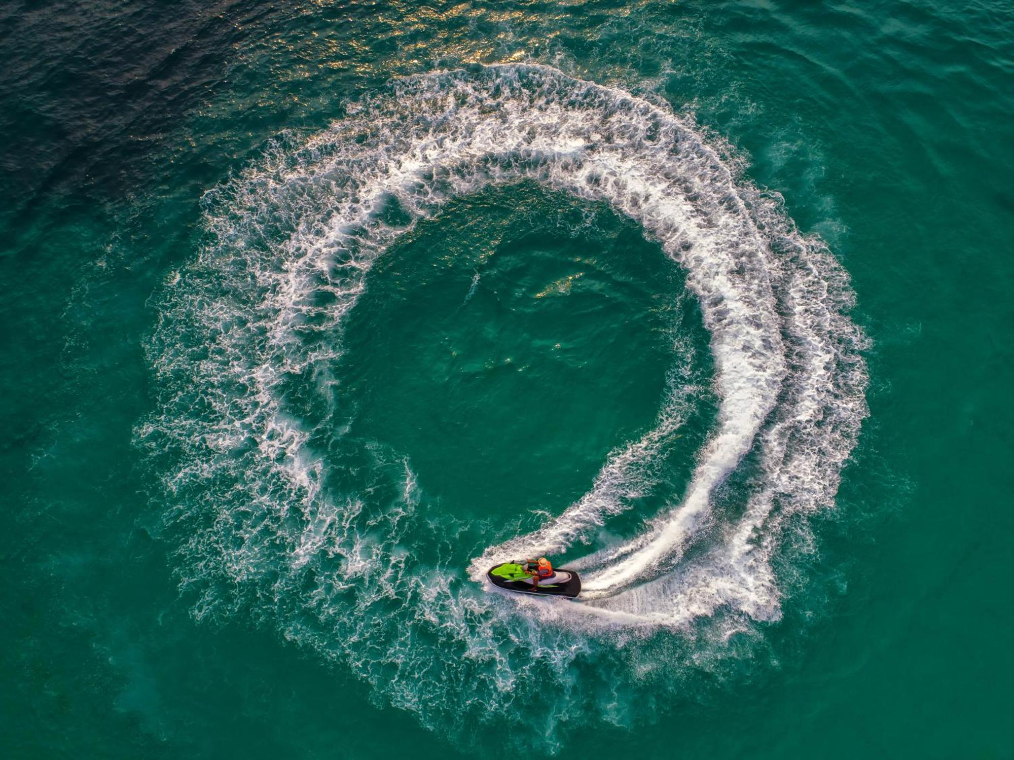 Hotel Corinthia St George'S Bay San Julián Exterior foto Jet skiing