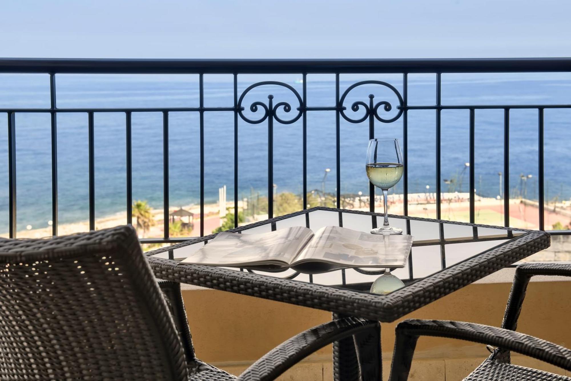 Hotel Corinthia St George'S Bay San Julián Habitación foto View from the balcony of a suite at the Hilton Dead Sea