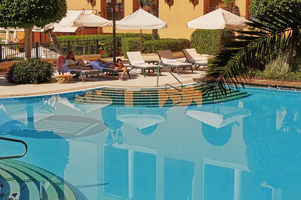 Hotel Corinthia St George'S Bay San Julián Exterior foto A swimming pool